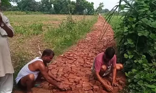 റോഡിനായി കാത്തിരുന്നത് 75 വർഷം;  ഒടുവിൽ സ്വന്തമായി ഫണ്ട് പിരിച്ച് റോഡ് നിർമിച്ച് ഉത്തർപ്രദേശിലെ ഗ്രാമവാസികൾ, വോട്ടു ചോദിച്ചെത്തുന്ന രാഷ്ട്രീയ പാർട്ടികൾക്കും ഗ്രാമത്തിൽ വിലക്ക്