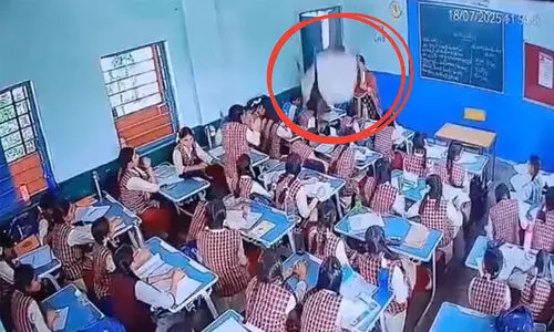 മധ്യപ്രദേശിൽ ക്ലാസ്റൂമിന്റെ സീലിങ് തകർന്ന് വിദ്യാർഥിക്ക് പരിക്ക്; ഞെട്ടിക്കും ദൃശ്യങ്ങൾ പുറത്ത്