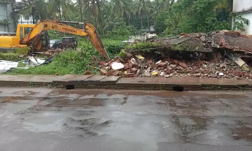 റോഡ് നവീകരണം; സുരക്ഷ ഒരുക്കാതെ കെട്ടിടങ്ങൾ പൊളിക്കുന്നു