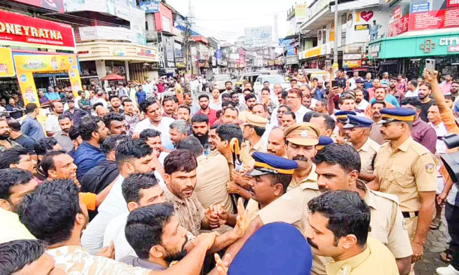 കൊ​ല​യാ​ളി ബ​സു​ക​ൾ​ക്കെ​തി​രെ പേ​രാ​മ്പ്ര​യി​ൽ സ​മ​ര പ​ര​മ്പ​ര