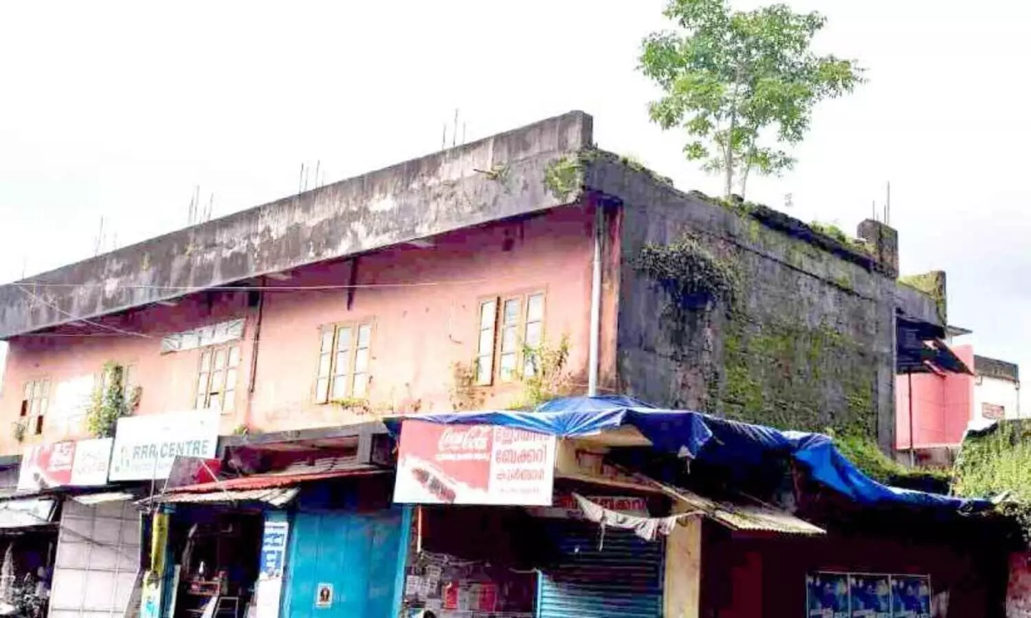 അപകട ഭീഷണിയിൽ നഗരസഭ ഷോപിങ്​ കോംപ്ലക്സ്