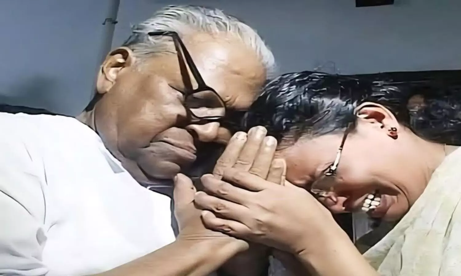 ‘പ്രാണനിൽ പടർന്ന ഇരുട്ടിൽ, ആശ്വാസത്തിന്‍റെ കരസ്പർശമായിരുന്ന പ്രിയ സഖാവ്..’; വി.എസിനെ അനുസ്മരിച്ച് കെ.കെ. രമ