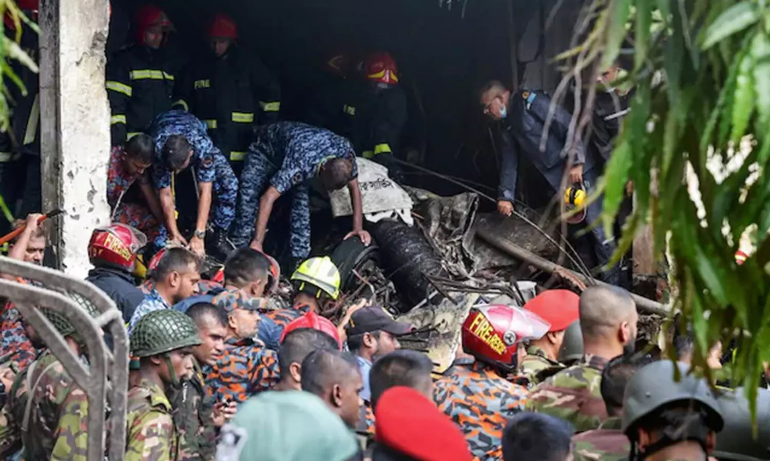 ബംഗ്ലാദേശ് വ്യോമസേനയുടെ വിമാനം തകർന്നുവീണത് സ്‌കൂളിലേക്ക്; മരണം 19 ആയി