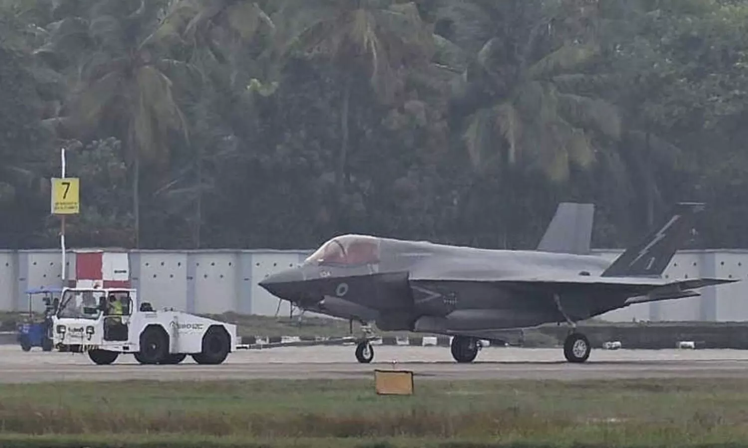 പുറപ്പെടാനൊരുങ്ങി ബ്രിട്ടീഷ് യുദ്ധവിമാനം; എയര്‍ ഇന്ത്യയുടെ ഹാങ്ങറില്‍ നിന്നും വിമാനം പുറത്തിറക്കി