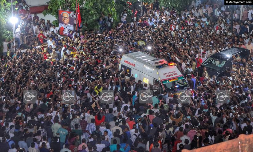 കണ്ണേ കരളേ വിഎസ്സേ... വിപ്ലവസൂര്യന് കണ്ണീരോടെ വിടചൊല്ലി കേരളം; അന്ത്യാഞ്ജലി അർപ്പിച്ച് ആയിരങ്ങൾ