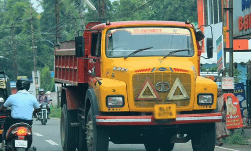 നി​യ​മം ക​ട​ലാ​സി​ൽ മാ​ത്രം; സ്കൂ​ൾ സ​മ​യ​ത്ത് ടി​പ്പ​റു​ക​ളു​ടെ മ​ര​ണ​പ്പാ​ച്ചി​ൽ