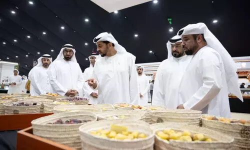 ലി​വ ഈ​ത്ത​പ്പ​ഴ മേ​ള സ​ന്ദ​ർ​ശി​ച്ച് ശൈ​ഖ് ഹം​ദാ​ന്‍ ബി​ന്‍ സാ​യി​ദ്