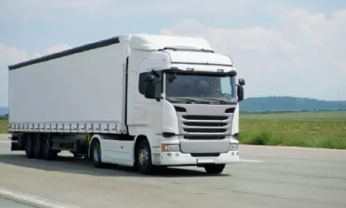 റോ​ഡ് സു​ര​ക്ഷ; ഭാ​ര​വാ​ഹ​ന​ങ്ങ​ൾ​ക്ക് വേ​ഗ​പ​രി​ധി കു​റ​ക്കാ​ൻ നി​ർ​ദേ​ശം