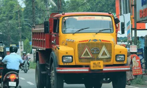 നി​യ​മം ക​ട​ലാ​സി​ൽ മാ​ത്രം; സ്കൂ​ൾ സ​മ​യ​ത്ത് ടി​പ്പ​റു​ക​ളു​ടെ മ​ര​ണ​പ്പാ​ച്ചി​ൽ