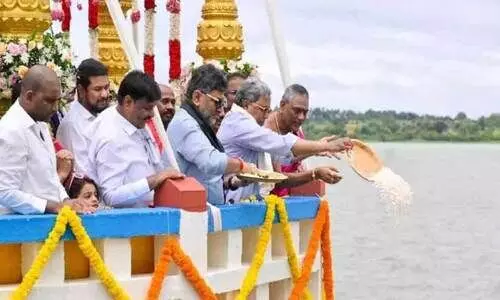 വി​വാ​ദ​ത്തി​ന് പി​ന്നാ​ലെ ക​ബ​നി ന​ദി​യി​ൽ ബാ​ഗി​ന പൂ​ജ​യു​മാ​യി മു​ഖ്യ​മ​ന്ത്രി​യും ഉ​പ​മു​ഖ്യ​മ​ന്ത്രി​യും