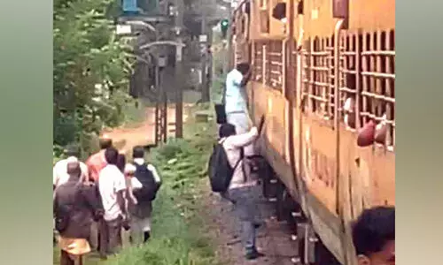 മയ്യനാട്​ സ്​റ്റേഷനിൽ പ്ലാറ്റ്ഫോമിന് നീളമില്ല; യാത്രക്കാർ ദുരിതത്തിൽ