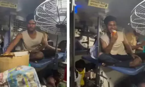 തിരക്കുള്ള ട്രെയിനിൽ കച്ചവടക്കാരന്‍റെ ബാഗിൽ നിന്ന് യാത്രക്കാരൻ ഭക്ഷണം മോഷ്ടിക്കുന്ന വിഡിയോ വൈറലായി; നടപടിയെടുക്കണമെന്ന് ആവശ്യവുമായി സോഷ്യൽ മീഡിയ ലോകം