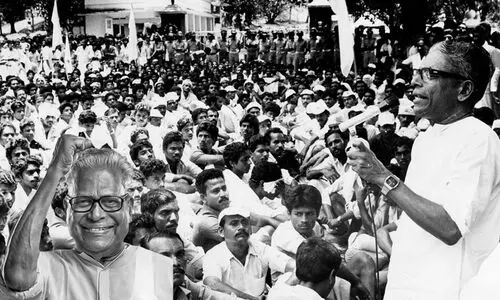 ചോര വാർന്ന് വി.എസ് മരിച്ചെന്ന് കരുതി ആരുമറിയാതെ മറവുചെയ്യാൻ പൊലീസ് കൊണ്ടുപോകവെ ലോക്കപ്പിലുണ്ടായിരുന്ന ഒരു കള്ളനാണ് വി.എസ് ശ്വാസമെടുക്കുന്നുണ്ടെന്ന് പറഞ്ഞത്