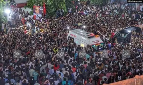 കണ്ണേ കരളേ വിഎസ്സേ... വിപ്ലവസൂര്യന് കണ്ണീരോടെ വിടചൊല്ലി കേരളം; അന്ത്യാഞ്ജലി അർപ്പിച്ച് ആയിരങ്ങൾ