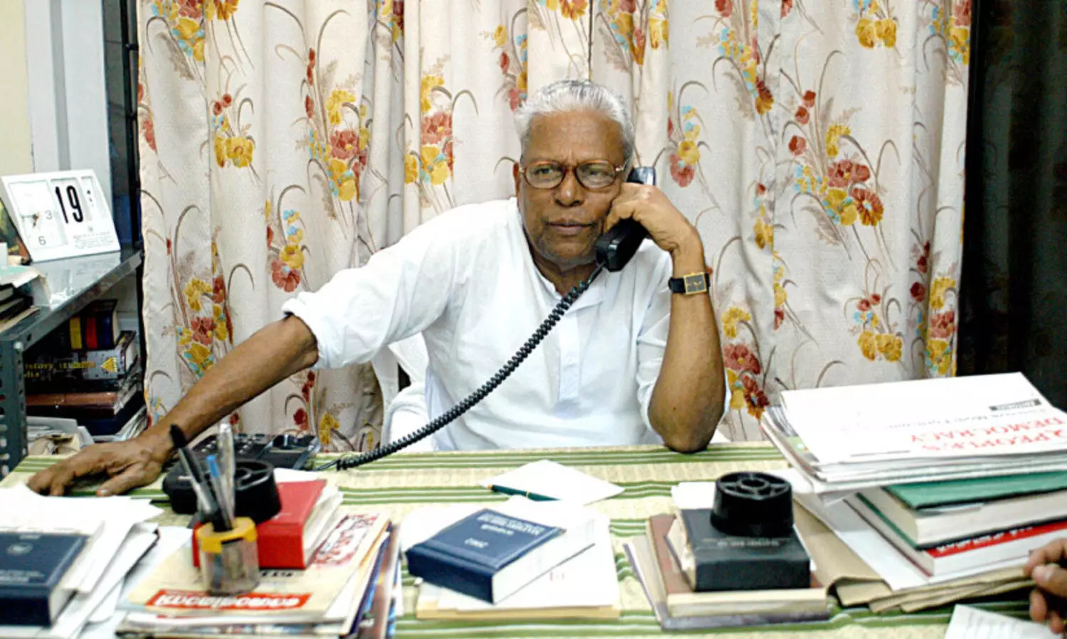 വി.​എ​സ്​ അ​ച്യു​താ​ന​ന്ദൻ; അ​ന്ന്​ വി​ഭാ​ഗീ​യ​ത​യു​ടെ, പി​ന്നെ​ ജ​ന​ങ്ങ​ളു​ടെ ക്യാ​പ്റ്റ​ൻ