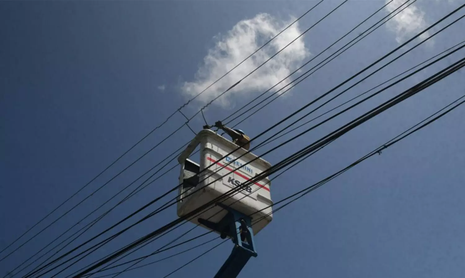 പോസ്റ്റിലെ കേബിൾവഴി കെ.എസ്.ഇ.ബിക്ക് കിട്ടുന്നത് ശതകോടികൾ; അപകടങ്ങളിൽ നഷ്ടപരിഹാരത്തിന് വ്യവസ്ഥയില്ല