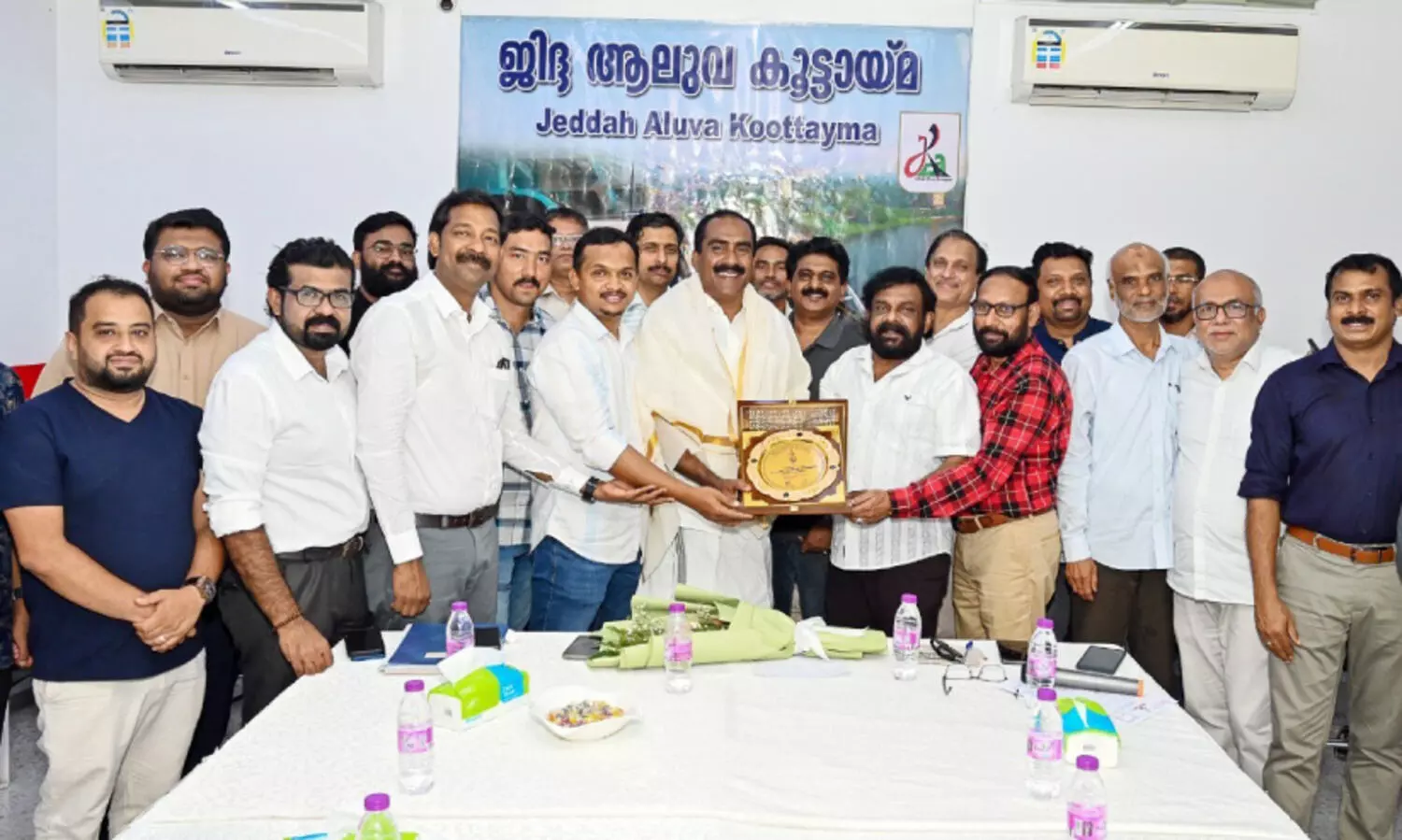 അ​ന്‍വ​ര്‍ സാ​ദ​ത്ത് എം.​എ​ല്‍.​എ​ക്ക് ജി​ദ്ദ ആ​ലു​വ കൂ​ട്ടാ​യ്മ സ്വീ​ക​ര​ണം ന​ല്‍കി