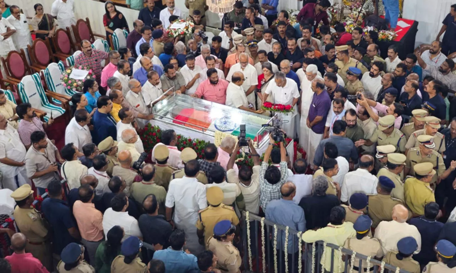 വി.എസ് അവസാനമായി ദർബാർഹാളിൽ... ഒരുനോക്ക് കാണാൻ പതിനായിരങ്ങൾ...