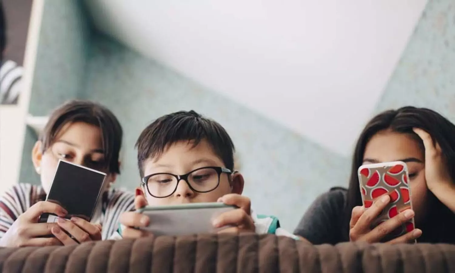 13 വയസ്സിനു മുമ്പ് കുട്ടികൾക്ക് സ്മാർട്ട്‌ഫോണുകൾ നൽകുന്നവർ സൂക്ഷിക്കുക; മാനസികാരോഗ്യം ഗുരുതരമായ അപകടത്തിലാവുമെന്ന് പഠനം