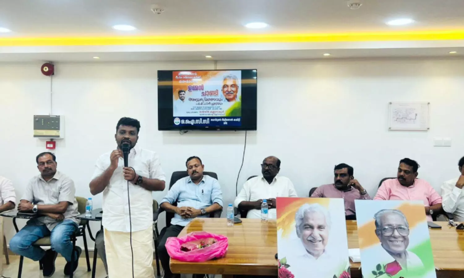 ഒ.​ഐ.​സി.​സി വെ​സ്​​റ്റേ​ൺ റീ​ജ​ന​ൽ ക​മ്മി​റ്റി ഉ​മ്മ​ൻ ചാ​ണ്ടി, സി.​വി. പ​ത്മ​രാ​ജ​ൻ അ​നു​സ്മ​ര​ണം സം​ഘ​ടി​പ്പി​ച്ചു