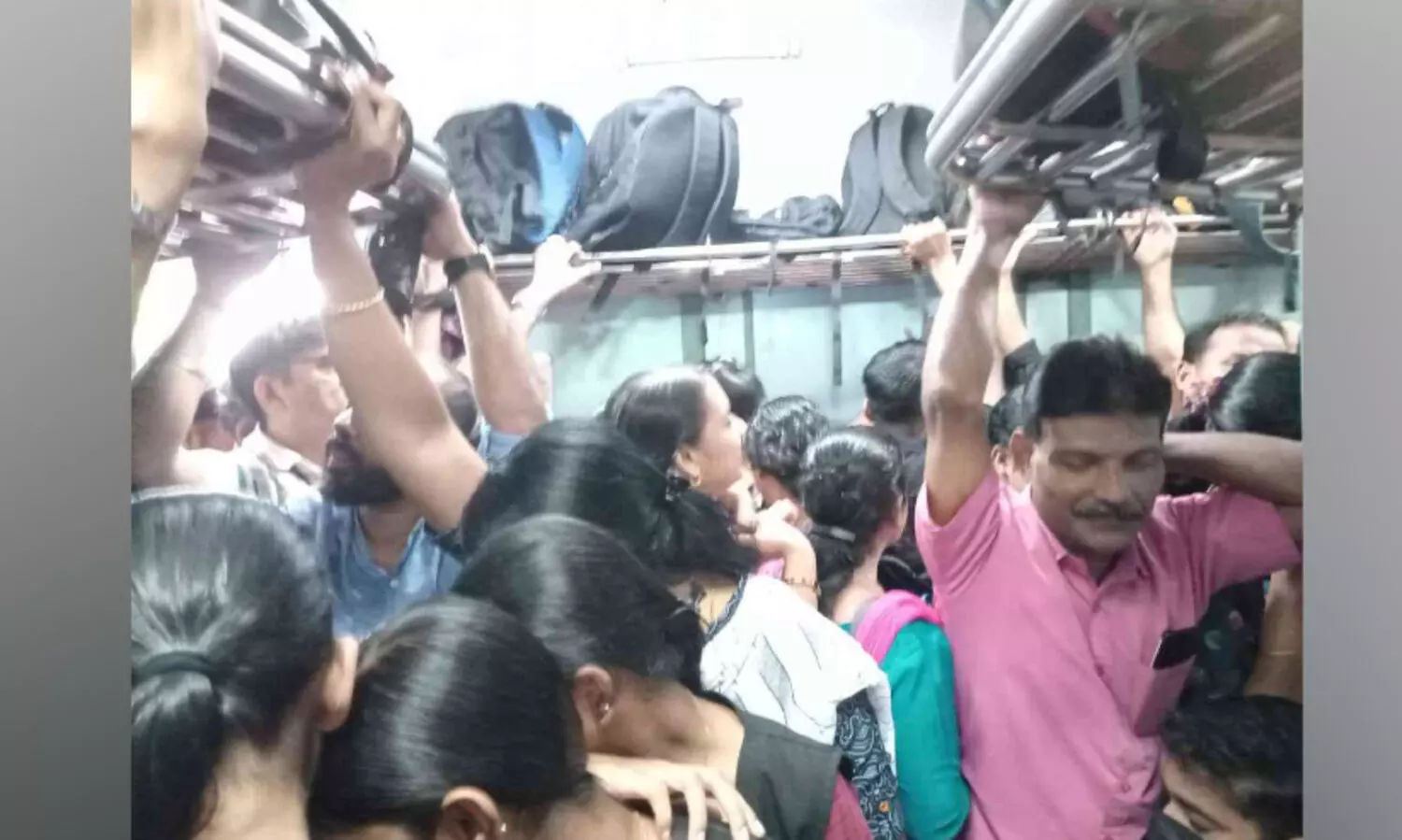 സൂചി കുത്താൻ ഇടമില്ലാതെ കണ്ണൂർ-മംഗളൂരു പാസഞ്ചർ