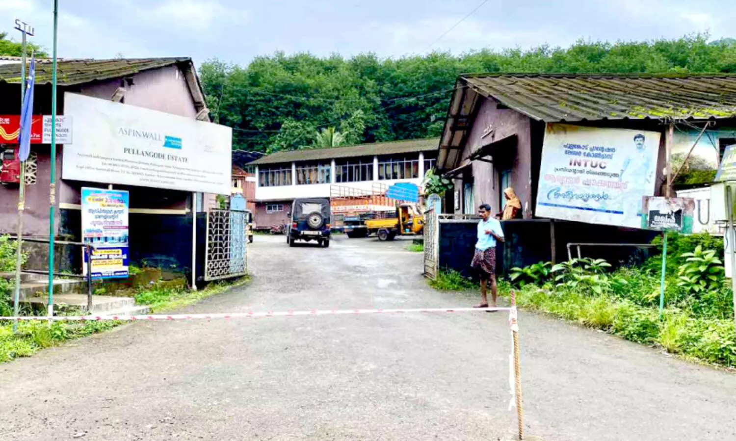 ക​ടു​വാ​പ്പേ​ടി; പു​ല്ല​ങ്കോ​ട് എ​സ്റ്റേ​റ്റി​ൽ ടാ​പ്പി​ങ് ന​ട​ത്തി​യ​ത് പ​ട​ക്കം പൊ​ട്ടി​ച്ച്