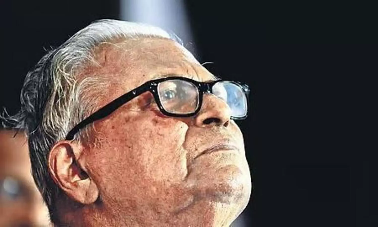 വി.എസ്. ബാഗ് തുറന്ന് ഒരു ലക്ഷം രൂപ അവളുടെ പപ്പയുടെ കൈയില്‍ കൊടുത്തു, ‘മുത്തശ്ശന്‍ തരുന്നതാണ്, ഇതെന്‍റെ പെന്‍ഷന്‍ കാശ് സൂക്ഷിച്ചു വെച്ചതാണ്...’