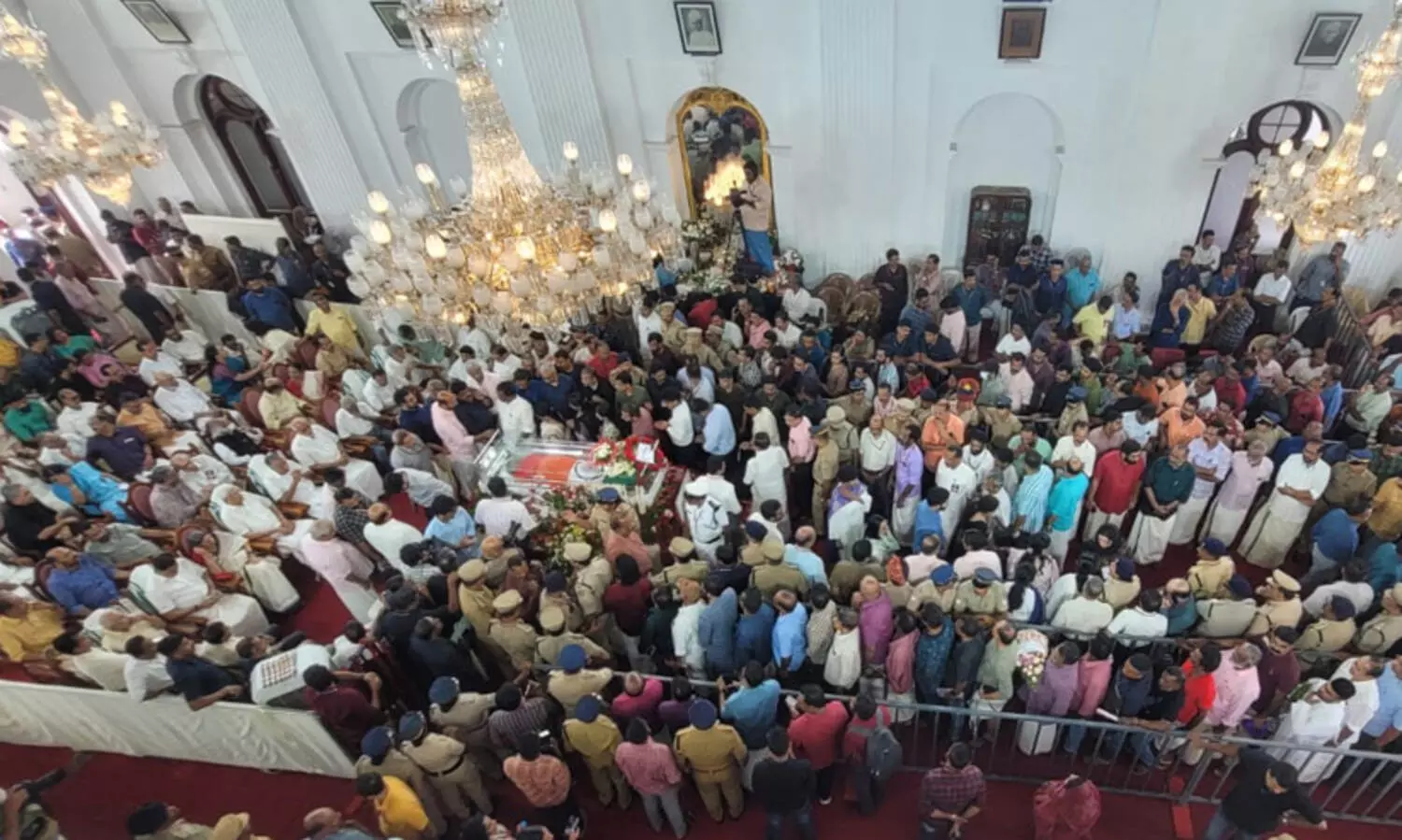 ഇടമുറിയാതെ ജനപ്രവാഹം... വി.എസിനെ കാണാൻ കേരളം ഒഴുകുന്നു