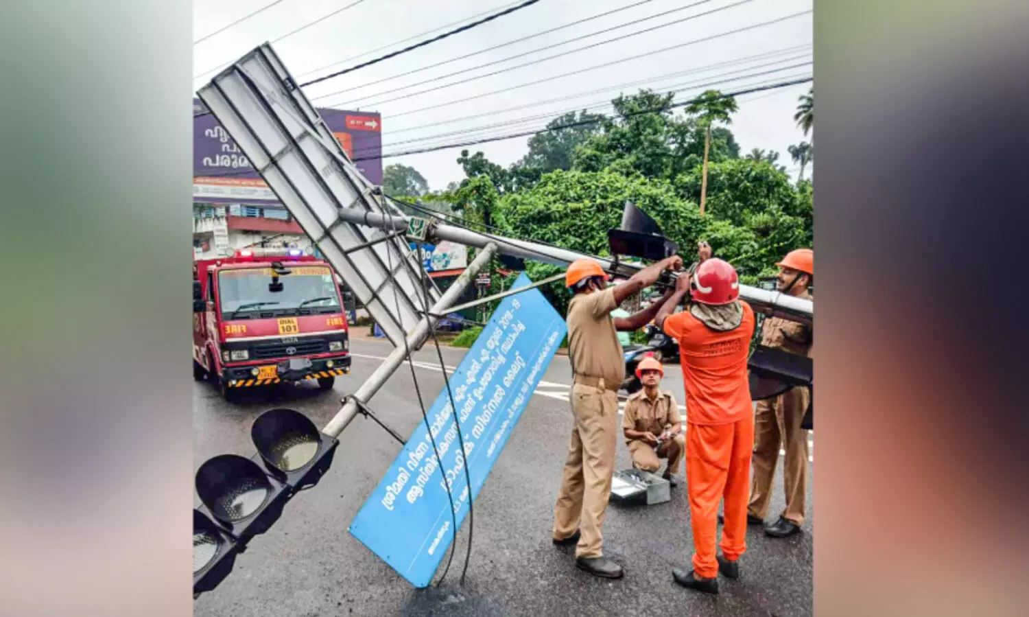 സിഗ്നൽ ലൈറ്റ്​ തകർന്ന്​ റോഡിൽ പതിച്ചു; അപകടം തി​ങ്ക​ളാ​ഴ്ച പു​ല​ർ​ച്ചെ