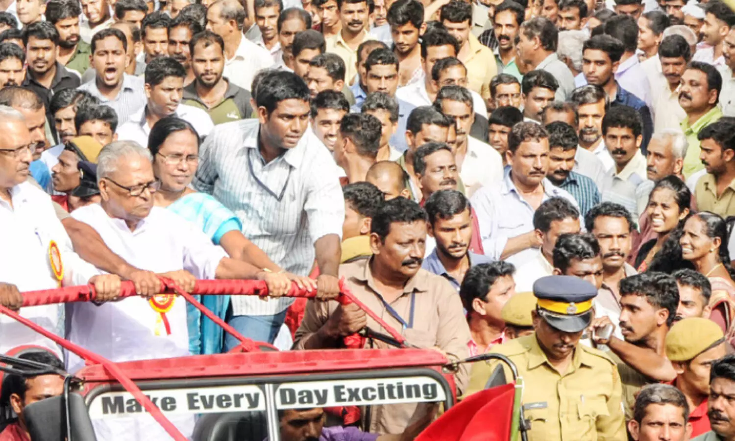 വി.എസിന് വേണ്ടി മുദ്രാവാക്യ മുഖരിതമായ എറണാകുളത്തെ തെരുവ്