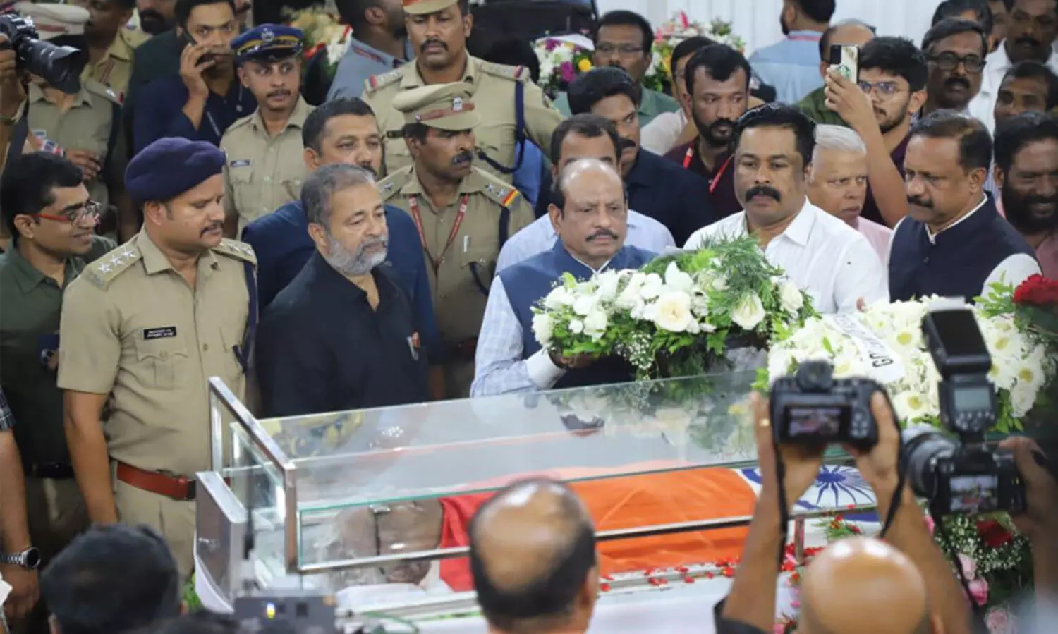 വി.എസിനെ അവസാനമായികാണാൻ എം.എ യൂസഫലിയെത്തി