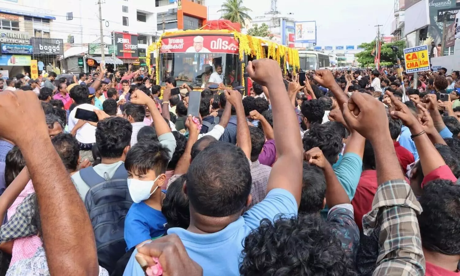 വിപ്ലവനായകന്റെ മടക്കയാത്ര തുടങ്ങി; പാതയോരങ്ങൾ ജനസഞ്ചയ മുഖരിതം