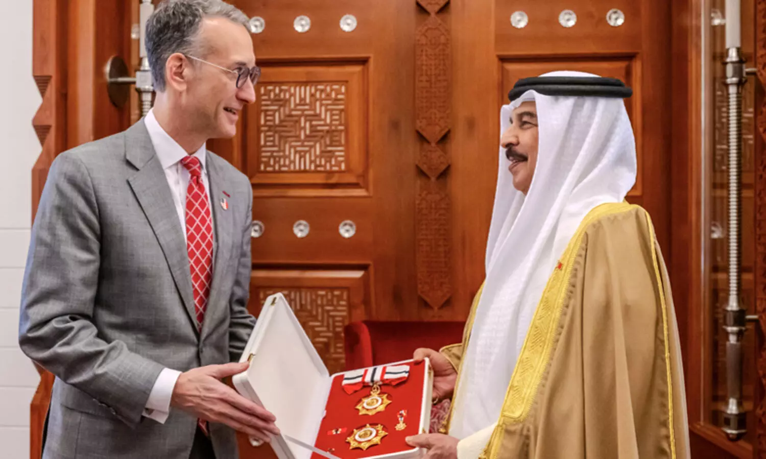 King Hamad honors American Ambassador Steven C. Bondi