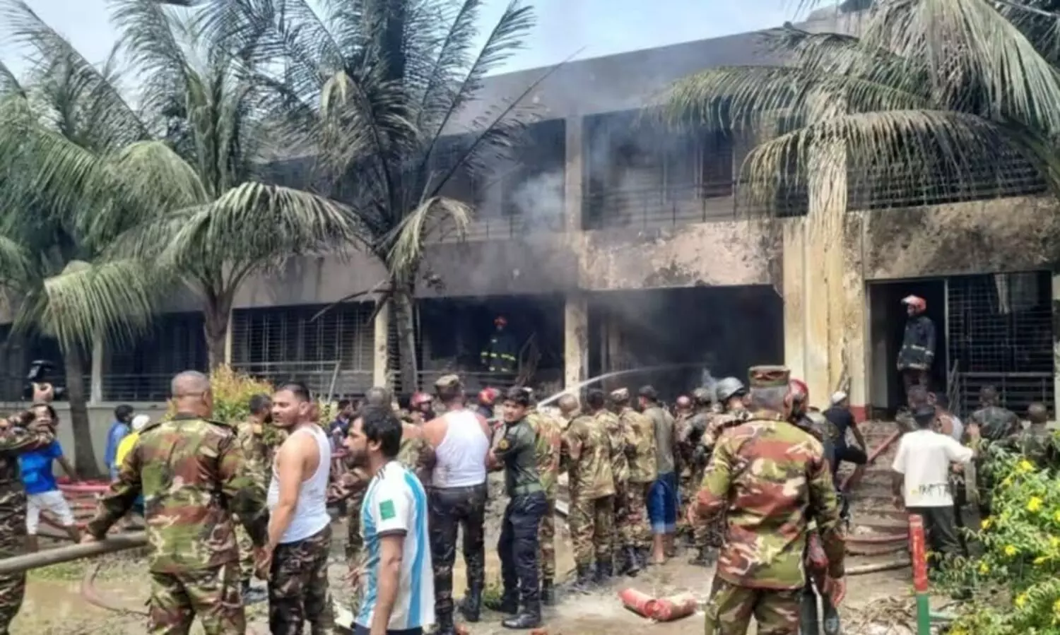 ബംഗ്ലാദേശിൽ സ്കൂളിന് മുകളിൽ വ്യോമസേനാ വിമാനം തകർന്നുവീണ് മരിച്ചവരുടെ എണ്ണം 31 ആയി