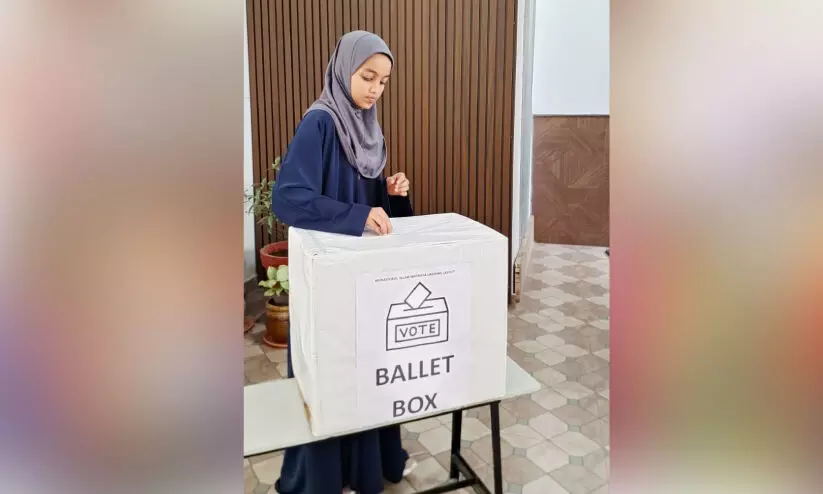 ‘ജ​നാ​ധി​പ​ത്യം ബാ​ല​റ്റ് പേ​പ്പ​റി​ലൂ​ടെ’ സ​ന്ദേ​ശം പ​ക​ർ​ന്ന് മ​ദ്റ​സ തെ​ര​ഞ്ഞെ​ടു​പ്പ്