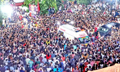 വി.എസ് വീണ്ടും എ.കെ.ജി സെന്ററിൽ; സമര നായകനായല്ല, ചരിത്രമായി