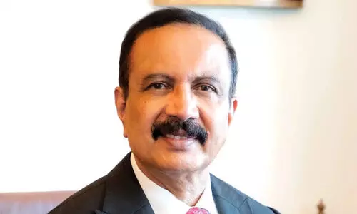 ഏ​റ്റ​വും സ​മ്പ​ന്ന​രാ​യ പ്ര​മോ​ട്ട​ർ നി​ക്ഷേ​പ​ക​രു​ടെ പ​ട്ടി​ക​യി​ൽ ഡോ. ​ആ​സാ​ദ് മൂ​പ്പ​ൻ