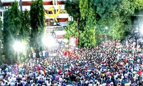 വി.എസ്; വൈകാരികതയിൽ മുങ്ങി ആശുപത്രിയും പരിസരവും