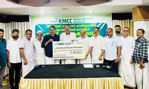 ഡ​യാ​ലി​സി​സ് സെ​ന്റ​ർ ഫ​ണ്ട്‌ കൈ​മാ​റ്റ​വും കെ.​എം.​സി.​സി പ്ര​വ​ർ​ത്ത​ക​സം​ഗ​മ​വും ന​ട​ത്തി