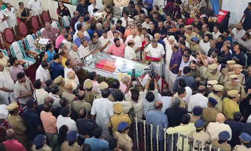 വി.എസ് അവസാനമായി ദർബാർഹാളിൽ... ഒരുനോക്ക് കാണാൻ പതിനായിരങ്ങൾ... വി.എസ് അവസാനമായി ദർബാർഹാളിൽ... ഒരുനോക്ക് കാണാൻ പതിനായിരങ്ങൾ...