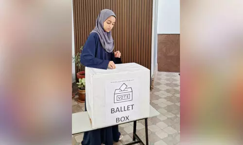 ‘ജ​നാ​ധി​പ​ത്യം ബാ​ല​റ്റ് പേ​പ്പ​റി​ലൂ​ടെ’ സ​ന്ദേ​ശം പ​ക​ർ​ന്ന് മ​ദ്റ​സ തെ​ര​ഞ്ഞെ​ടു​പ്പ്