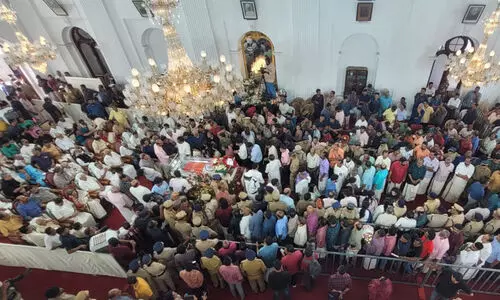 ഇടമുറിയാതെ ജനപ്രവാഹം... വി.എസിനെ കാണാൻ കേരളം ഒഴുകുന്നു