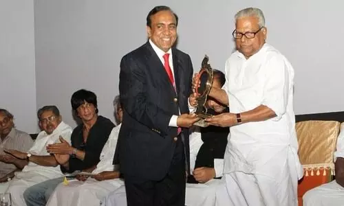 വി.എസ് എ​ന്നും അ​ധ്വാ​നി​ക്കു​ന്ന ജ​ന​വി​ഭാ​ഗ​ങ്ങ​ൾക്കൊപ്പം ജീവിച്ച നേതാവ് -ഡോ. ബി. രവിപിള്ള