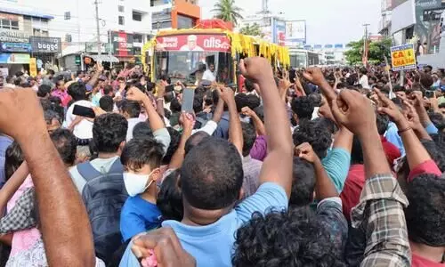 വിപ്ലവനായകന്റെ മടക്കയാത്ര തുടങ്ങി; പാതയോരങ്ങൾ ജനസഞ്ചയ മുഖരിതം