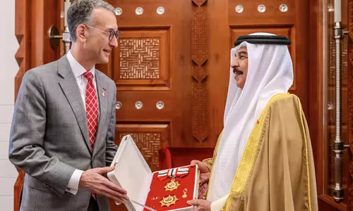 King Hamad honors American Ambassador Steven C. Bondi