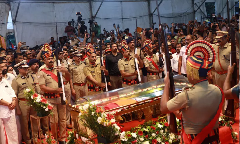 പ്രിയ സഖാവ് രക്തസാക്ഷികളുടെ ചോരവീണ മണ്ണിൽ, മുദ്രാവാക്യവുമായി ജനസമുദ്രം പ്രിയ സഖാവ് രക്തസാക്ഷികളുടെ ചോരവീണ മണ്ണിൽ, മുദ്രാവാക്യവുമായി ജനസമുദ്രം