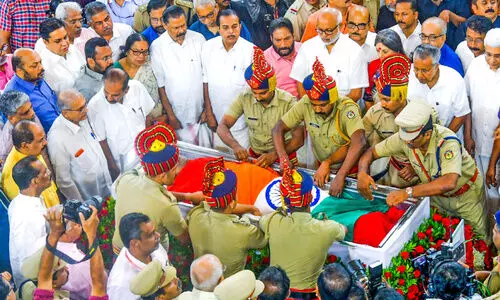 നിശ്ശബ്ദ ഇടിമുഴക്കമായി ഭരണ ഇടനാഴികളിൽ വി.എസ്