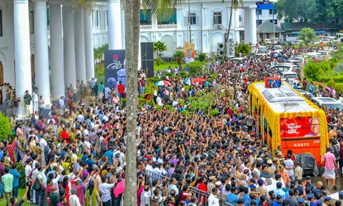 ജ​നം ഒ​ഴു​കി; ധീ​ര​സ​ഖാ​വി​ന്​ ​ അ​ന്ത്യാ​ഭി​വാ​ദ്യ​മ​ർ​പ്പി​ച്ച്​ ത​ല​സ്ഥാ​നം