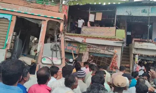 ബേക്കറി കടയില്‍ ചായകുടിക്കുന്നവർക്കിടയിലേക്ക് ലോറി പാഞ്ഞുകയറി; മൂന്ന് മരണം