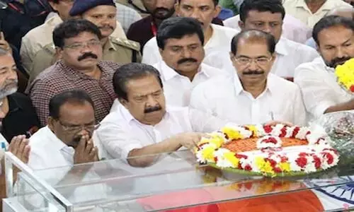 വി.എസ് ഹരിപ്പാടെത്തുമ്പോൾ ഞാനിവിടെ വേണം ആൾക്കൂട്ടത്തിനൊപ്പം വി.എസിനെ കാത്തുനിന്ന് രമേശ് ചെന്നിത്തല വി.എസ് ഹരിപ്പാടെത്തുമ്പോൾ ഞാനിവിടെ വേണം ആൾക്കൂട്ടത്തിനൊപ്പം വി.എസിനെ കാത്തുനിന്ന് രമേശ് ചെന്നിത്തല